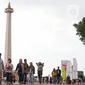 Warga berwisata mengunjungi kawasan wisata Monumen Nasional (Monas) di Gambir, Jakarta Pusat, Jumat (30/6/2023). (Liputan6.com/Angga Yuniar)