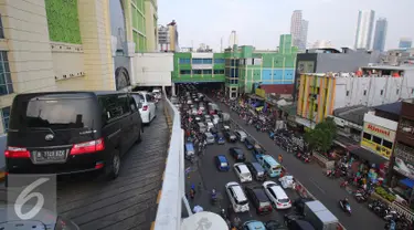  Sejumlah kendaraan terjebak kemacetan panjang di Tanah Abang Jakarta, Sabtu (25/6). Kemacetan tersebut terjadi akibat banyaknya masyarakat yang ingin berbelanja di pasar Tanah Abang untuk memenuhi kebutuhan Idul Fitri. (Liputan6.com/Angga Yuniar)