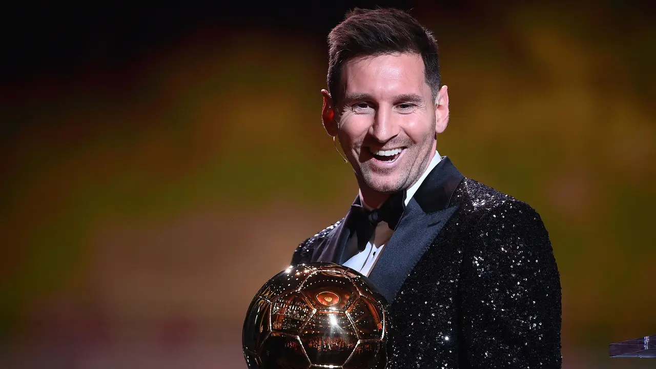 Foto: Metamorfosa Wajah Lionel Messi dalam Momen Foto Bareng 8 Trofi Ballon d'Or yang Diraihnya