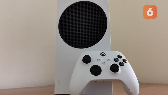 Konsol Xbox Series S dan kontrolernya. (Liputan6.com/ Yuslianson)