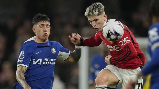 Gelandang Manchester United, Alejandro Garnacho (kanan) berebut bola dengan gelandang Chelsea, Enzo Fernandez pada laga pekan ke-31 Premier League 2023/2024 di Stamford Bridge, London, Kamis (4/4/2024). (AP Photo/Kin Cheung)