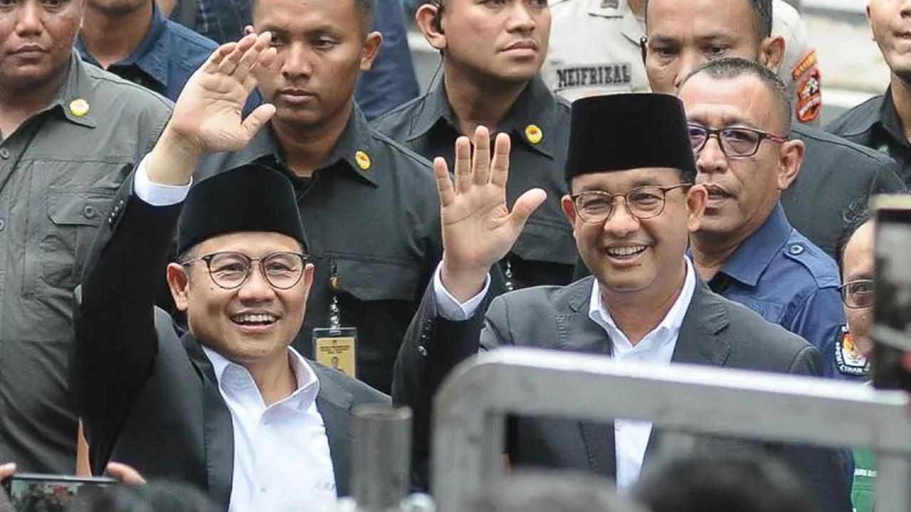 Pasangan nomor urut 1 Anies Baswedan dan Muhaimin Iskandar tampak menyapa saat menyaksikan momen penyerahan piagam tersebut di Kantor KPU, Jakarta, Senin (27/11/2023).<br>