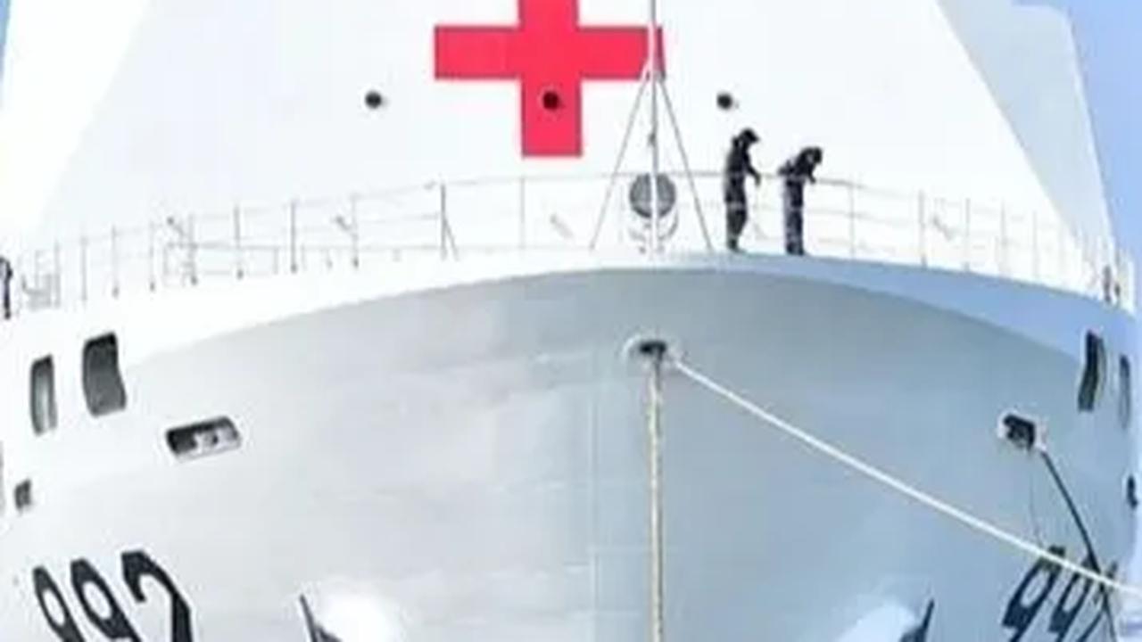 Puluhan Ribu Botol Air Mineral akan Dikirim ke Palestina via Kapal RS dr. Radjiman Wedyodiningrat-992