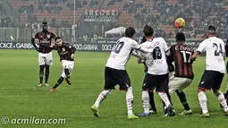 Pemain AC Milan, Giacomo Bonaventura melakukan tendangan bebas yang berbuah gol pada laga Piala Italia di Stadion San Siro, Rabu (2/12/2015) dini hari WIB. AC Milan menang 3-1. (Photo/Acmilan.com)