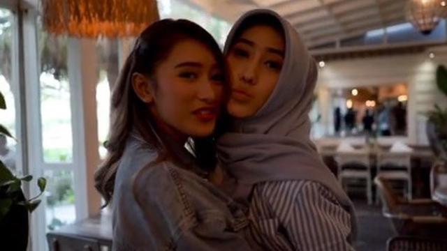 6 Potret Kebersamaan Amanda Caesa dan Ibunda, Bak Kakak Adik