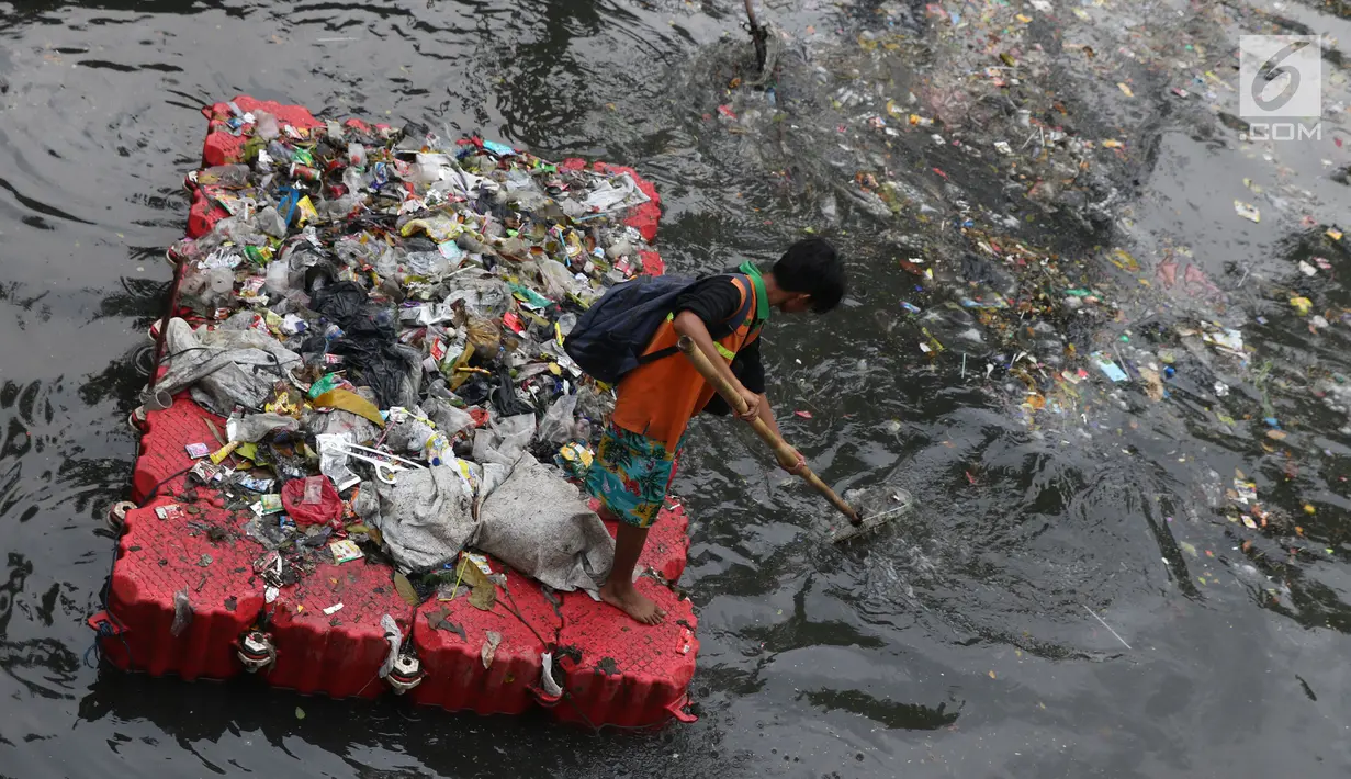 Petugas UPK Badan Air Dinas Lingkungan Hidup DKI Jakarta beraktivitas membersihkan sampah di Kali Cideng, Jakarta, Jumat (9/11). Pembersihan untuk mencegah terjadinya penumpukan sampah saat musim hujan di Jakarta. (Liputan6.com/Helmi Fithriansyah)