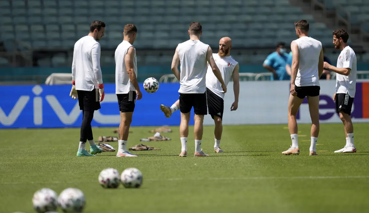 Para pemain timnas Wales saat sesi latihan tim di Stadion Olimpiade Baku di Baku, Azerbaijan, Jumat (11/6/2021). Pertandingan kedua Grup A Euro 2020 akan mempertemukan antara Wales vs Swiss pada Sabtu malam (12/6). (AP Photo/Darko Vojinovic)