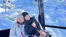 Liburan ke Swiss memang menjadi salah satu pilihan banyak selebriti, sebagai salah satu negara yang terkenal akan coklatnya, liburan ke Swiss saat musim dingin memang menjadi salah satu waktu yang pas dengan pegunungan Alpennya. (Liputan6.com/IG/@ayutingting92)