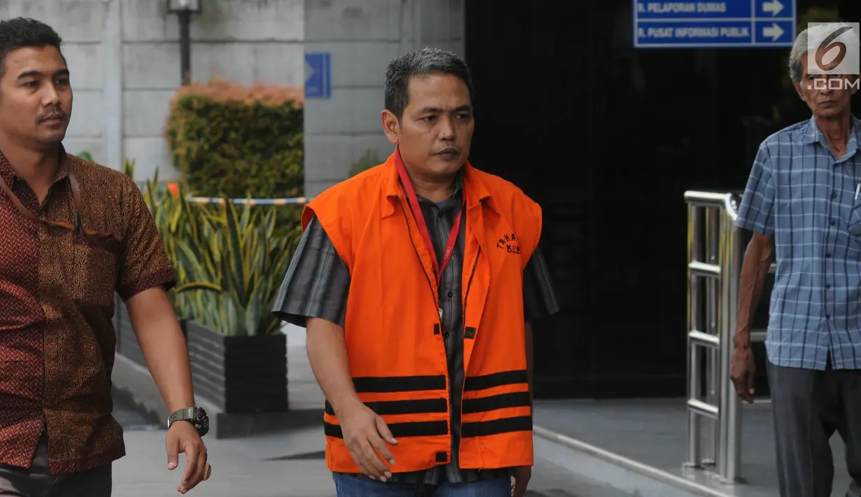 Plh Kadis PU Kota Pasuruan Dwi Fitri Nurcahyo (tengah) tiba di Gedung KPK, Jakarta, Jumat (16/11). Dwi diperiksa sebagai tersangka terkait suap pengadaan barang dan jasa di lingkungan Pemkot Pasuruan dari APBD 2018. (Merdeka.com/Dwi Narwoko)