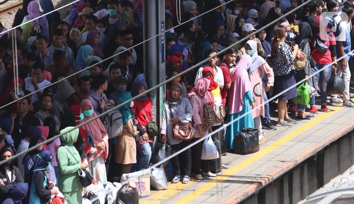 Sejumlah calon penumpang menunggu kedatangan KRL Commuter Line di Stasiun Tanah Abang, Jakarta, Sabtu (7/3/2020). Masuknya virus Corona atau Covid-19 di Indonesia belum mempengaruhi minat masyarakat untuk tetap bepergian menggunakan transportasi umum. (Liputan6.com/Angga Yuniar)