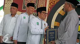 Ketua Umum PKB, Muhaimin Iskandar memberikan kitab kuning saat pembukaan Musabaqoh Kitab Kuning Tingkat Nasional, Jakarta, Senin (12/5/2016). Kitab kuning yang dilombakan adalah Kitab Ihya Ulumuddin karangan Imam Al Ghozali. (Liputan6.com/Faizal Fanani)