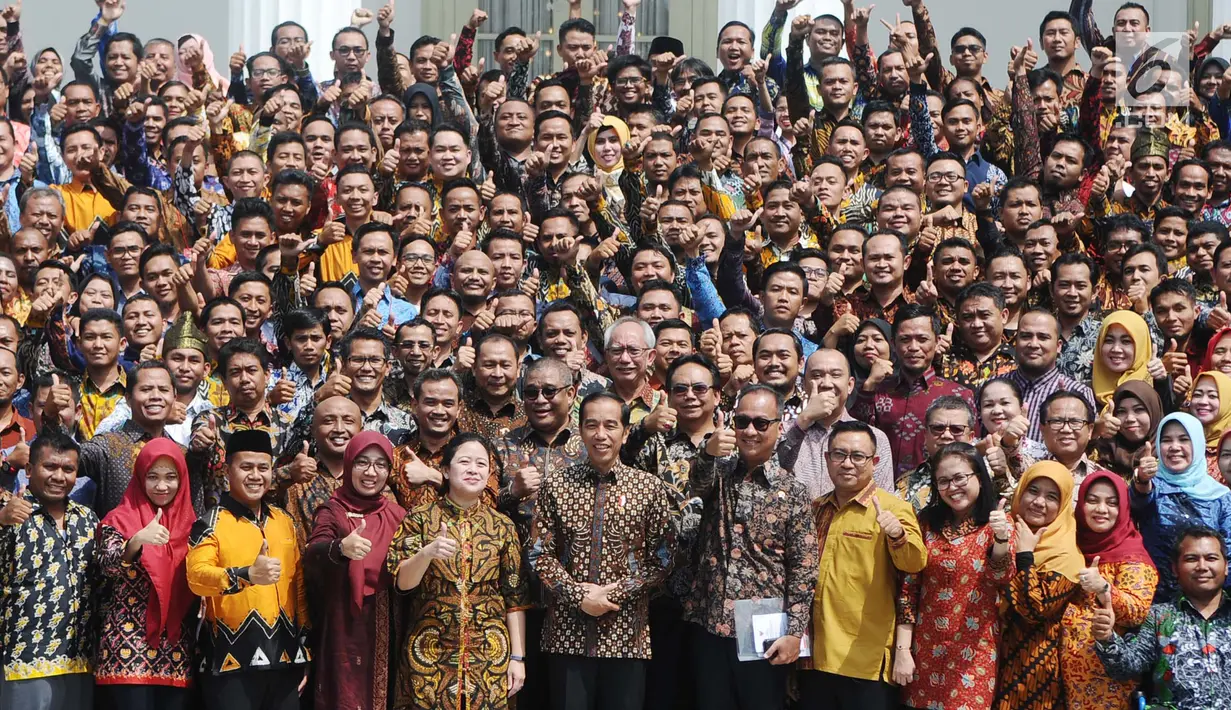 Presiden Joko Widodo (Jokowi) berfoto dengan pendamping Program Keluarga Harapan (PKH) setelah Jambore Sumber Daya PKH Tahun 2018 di Istana Negara, Jakarta, Kamis (13/12). Jambore diikuti 598 peserta dari seluruh Indonesia. (Liputan6.com/Angga Yuniar)