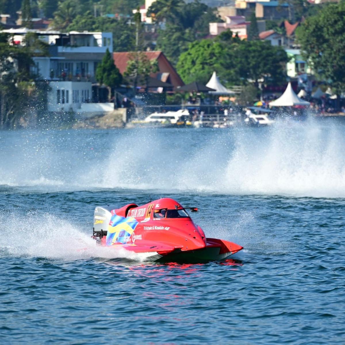 Presiden Jokowi Saksikan Seri Perdana F1H2O di Danau Toba
