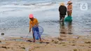 <p>Warga Desa Adat Peminge mengumpulkan lepasan rumput laut di kawasan Pantai Geger Mulya, Nusa Dua, Bali, Selasa (3/5/2022). Dalam sehari, belasan warga mampu mengumpulkan sekitar 5 hingga 20 kg rumput laut basah yang jatuh karena gelombang laut. (merdeka.com/Arie Basuki)</p>