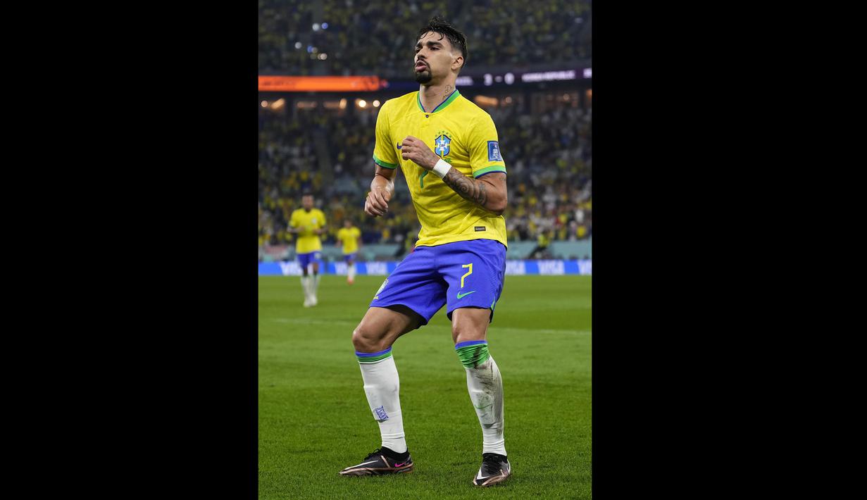 Berbeda dari rekan-rekannya, Lucas Paqueta dengan percaya diri berjoget sendiri setelah mencetak gol keempat Brasil pada menit ke-36. Ia asik bergoyang di pojok lapangan. (AP/Manu Fernandez)