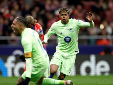 Penyerang Barcelona, Lamine Yamal (kanan) saat mencetak gol ketiga bagi timnya pada pertandingan pekan ke-28 La Liga 2024/2025 melawan Atletico de Madrid di Stadion Metropolitano, Madrid, 16 Maret 2025 waktu setempat atau Senin (17/3/2025) dini hari WIB. (OSCAR DEL POZO/AFP)