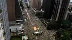 Demonstran berkumpul di Jalan Paulista memprotes Presiden Brasil Dilma Rousseff, Sao Paulo, Brazil (15/32015).  Satu juta demonstran memenuhi ruas jalan di kota-kota Brazil untuk memprotes ekonomi lesu, kenaikan harga dan korupsi. (Reuters/Nacho Doce)