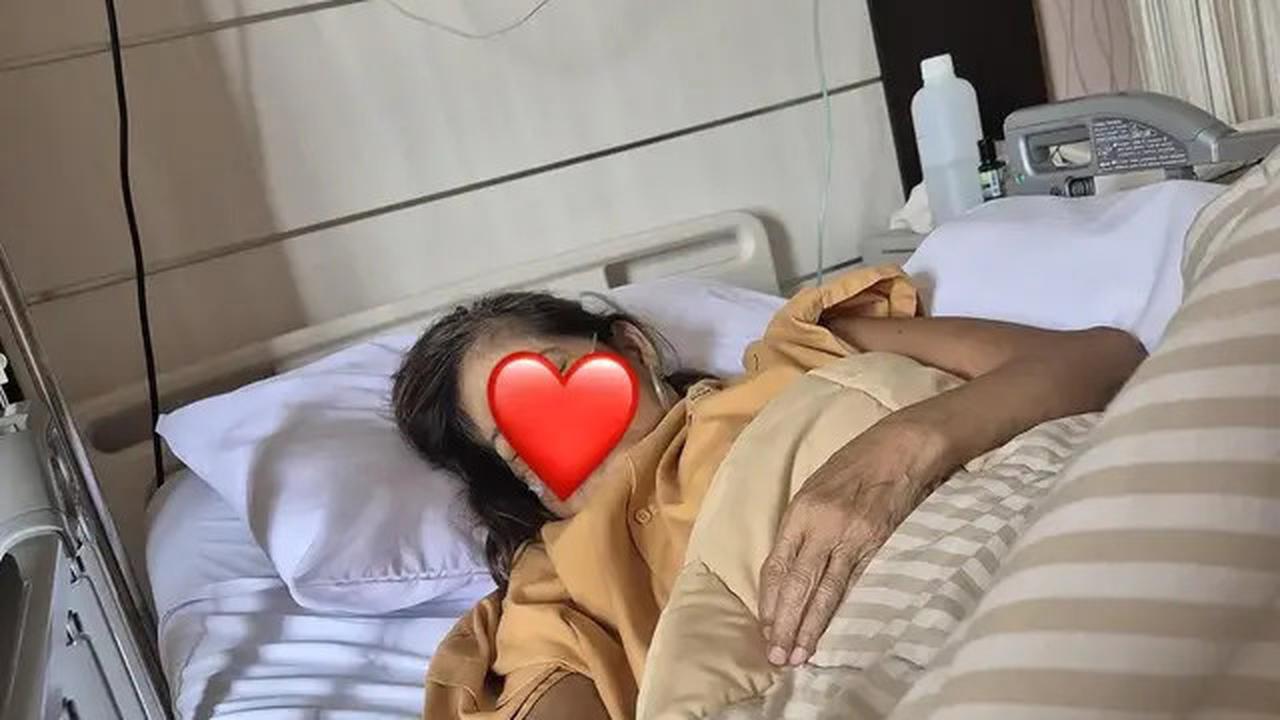 6 Potret Chika Jessica Dampingi Ibunda yang Sakit Stroke, Minta Doa Kesembuhan