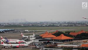 Pesawat maskapai Lion Air terparkir di areal Bandara Soekarno Hatta, Tangerang, Kamis (16/5/2019). Pemerintah akhirnya menurunkan tarif batas atas (TBA) tiket pesawat atau angkutan udara sebesar 12-16 persen yang berlaku mulai Kamis hari ini. (Liputan6.com/Faizal Fanani)
