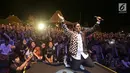 Rio Febrian saat tampil dalam acara Balkonjazz Festival 2019, di Balkondes Tuksono, Borobudur, Magelang, Jawa Tengah, Sabtu (14/9/2019). Rio sukses bikin baper dan menghipnotis ribuan penonton dengan melantunkan sekitar 10 lagu hitsnya. (Fimela.com/Bambang Ekaros Purnama)