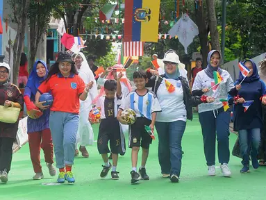 Tak terasa, ajang Piala Dunia 2022 tinggal menyisakan 4 tim yang akan berlaga di babak semifinal. Antusiasme para penikmat sepak bola di Indonesia pun semakin membuncah untuk menyambut negara mana yang akan menjadi finalis dan jawara pada ajang sepak bola terakbar empat tahunan tersebut. Seperti para warga di Cluster Cemara Depok Maharaja yang menggagas berbagai acara seru di area tempat tinggal mereka. Mau lihat keseruannya? Yuk disimak momen-momennya berikut ini. (Istimewa)