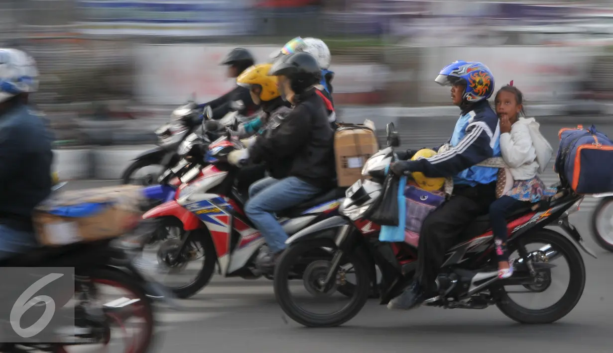 Sejumlah pemudik melewati jalur Bekasi Timur, saat arus balik H+4 lebaran, , Selasa (21/7/2015). Pemudik sepeda motor mulai memenuhi ruas jalan secara bergelombang, seiring dengan berakhirnya cuti bersama. (Liputan6.com/Herman Zakharia)