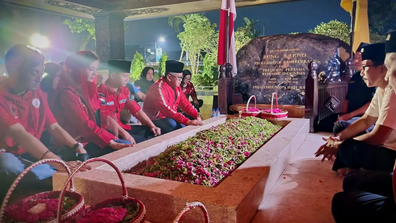 Sekjen PDIP Hasto Kristiyanto melakukan ziarah ke makam Proklamator RI, Sukarno atau Bung Karno, di Kota Blitar, Provinsi Jawa Timur.
