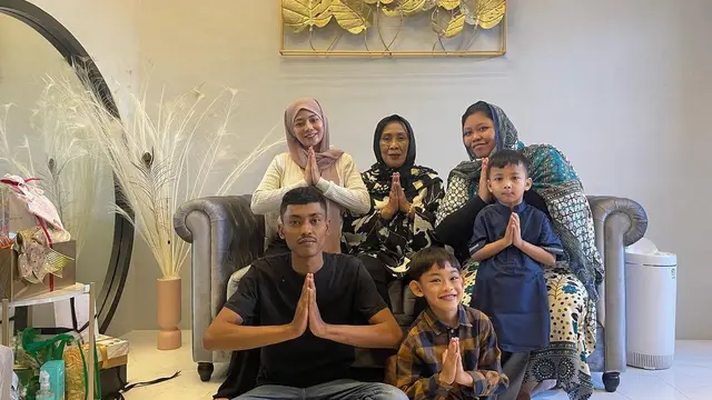 Kini Ikuti Keyakinan Ibu, Ini 6 Potret Kebersamaan Berlliana Lovell dan Sang Ibunda