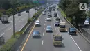 Sejumlah truk melintas di jalan tol di kawasan Jakarta, Senin (19/12/2022). Pemerintah akan membatasi pergerakan angkutan barang bagi truk-truk besar baik yang melewati jalan tol atau jalan arteri pada masa libur Natal 2022 dan Tahun Baru 2023 (Nataru). (Liputan6.com/Angga Yuniar)