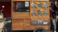 Unik, Bule Jerman Jual Pancake Pakai Gerobak di Pinggiran Jalan Jakarta