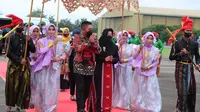 Pangdam XIV Hasanuddin, Mayen TNI Andi Muhammad disambut tari adat dan angngaru (Liputan6.com/Fauzan)