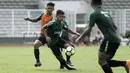 Pemain Timnas Indonesia U-23, Gian Zola, berebut bola dengan T.M. Ichsan saat internal game di Stadion Madya, Jakarta, Jumat(8/3). Latihan ini merupakan persiapan jelang kualifikasi Piala AFC U-23 di Vietnam. (Bola.com/Yoppy Renato)