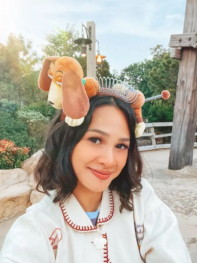 6 Potret Andien Liburan di Disneyland Hong Kong, Jadi Sorotan