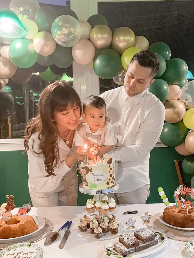 7 Potret Ulang Tahun Pertama Putra Louise Anastasya, Tampil Kompak Bersama Suami