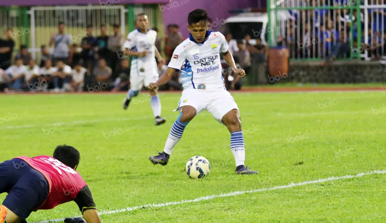 Pemain Persib Bandung, Yandi Sofyan saat mencetak gol ke gawang PSGC Ciamis pada laga persahabatan turnamen Segi Tiga di Stadion Galuh, Ciamis, Minggu (10/4/2016). (Bola.com/NIcklas Hanoatubun)