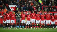 Para pemain mengheningkan cipta selama satu menit untuk mengenang para korban serangan sinagoge Manchester menjelang pertandingan&nbsp;Premier League&nbsp;antara Manchester United dan Sunderland di Old Trafford, Manchester, Inggris barat laut, pada 4 Oktober 2025. (Paul ELLIS/AFP)