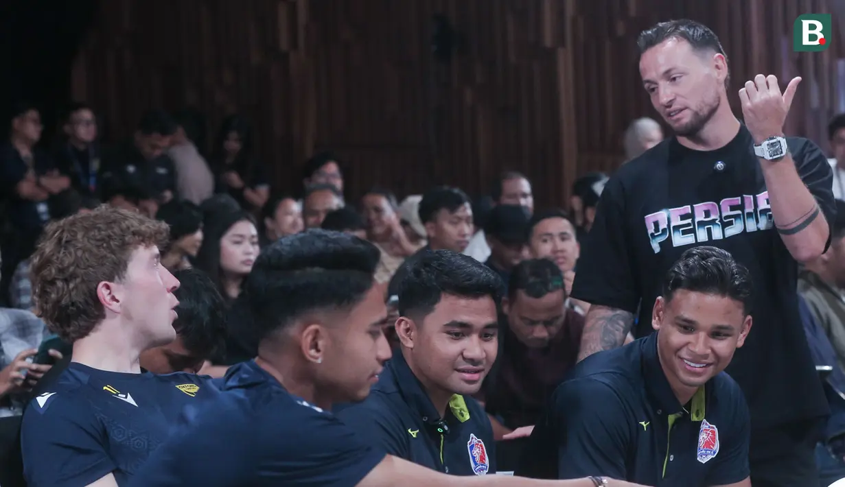 Pemain Persib Bandung, Marc Klok, berbincang dengan pemain Oxford United, Ole Romeny, sebelum aktivitas konvensi pers mengenai Piala Presiden 2025 di SCTV Tower, Senayan, Jakarta Pusat, Jumat (4/7/2025). (Bola.com/M Iqbal Ichsan)