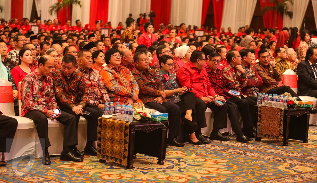 Sejumlah menteri koordinator dan menteri kabinet kerja menghadiri HUT PDIP ke-44 di Jakarta Convention Center (JCC), Jakarta Pusat, Selasa (10/1). HUT PDIP mengusung tema PDI Perjuangan Rumah Kebangsaan untuk Indonesia Raya. (Liputan6.com/Faizal Fanani)