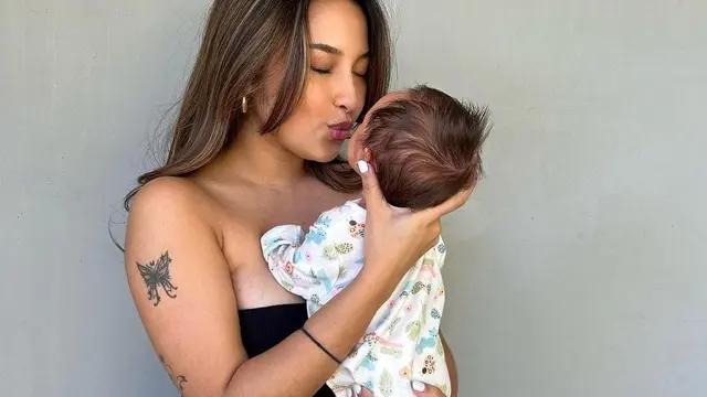 Jennifer Coppen momong buah hati