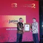 AVP Manajemen Investor bankjatim Derry Widya Ariyanta mewakili bankjatim menerima penghargaan dalam acara Malam Apresiasi Emiten 2024 yang diselenggarakan oleh Indeks Tempo-IDNFinancials 52.