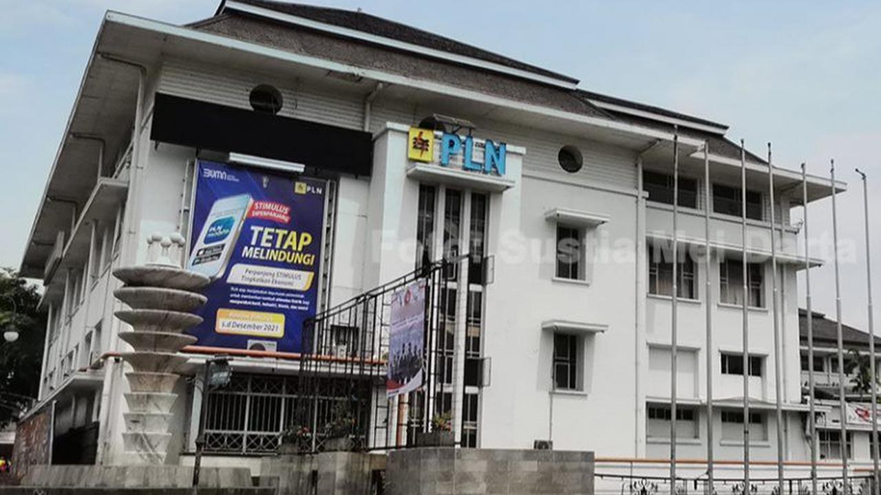 Ada juga keluarga di rumah yang memakai pemanas air, setrika hingga kulkas. Seluruhnya menggambarkan perkembangan jaringan listrik hingga bisa dinikmati oleh warga sejak dahulu kala.<br><br>Gambar: fbm.isbi.ac.id