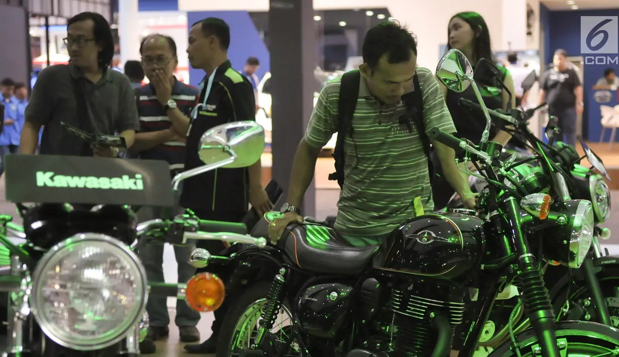 Pengunjung melihat pameran otomotif di area Jakarta Fair Kemayoran 2017 di JIExpo, Kemayoran, Jakarta Pusat, Senin (19/6). Event ini akan berlangsung selama 39 hari hingga 16 Juli 2017. (Liputan6.com/Yoppy Renato)