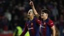 Pemain Barcelona, Pau Cubarsi (kanan) dan Ronald Araujo merayakan kemenangan timnya atas Napoli pada laga leg kedua babak 16 besar Liga Champions 2023/2024 di Estadio Olimpico Lluis Companys, Barcelona, Spanyol, Rabu (13/3/2024) dini hari WIB. Barcelona menang dengan skor 3-1 (agregat 4-2). (AP Photo/Joan Monfort)