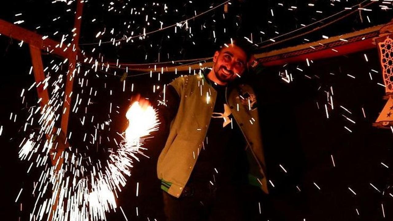 Meskipun hidup dalam kondisi sulit dan tidak stabil, mereka tetap berusaha menjaga tradisi dan kebiasaan mereka dalam menjalankan ibadah Ramadan. Foto: REUTERS / Mohammed Salem <br>