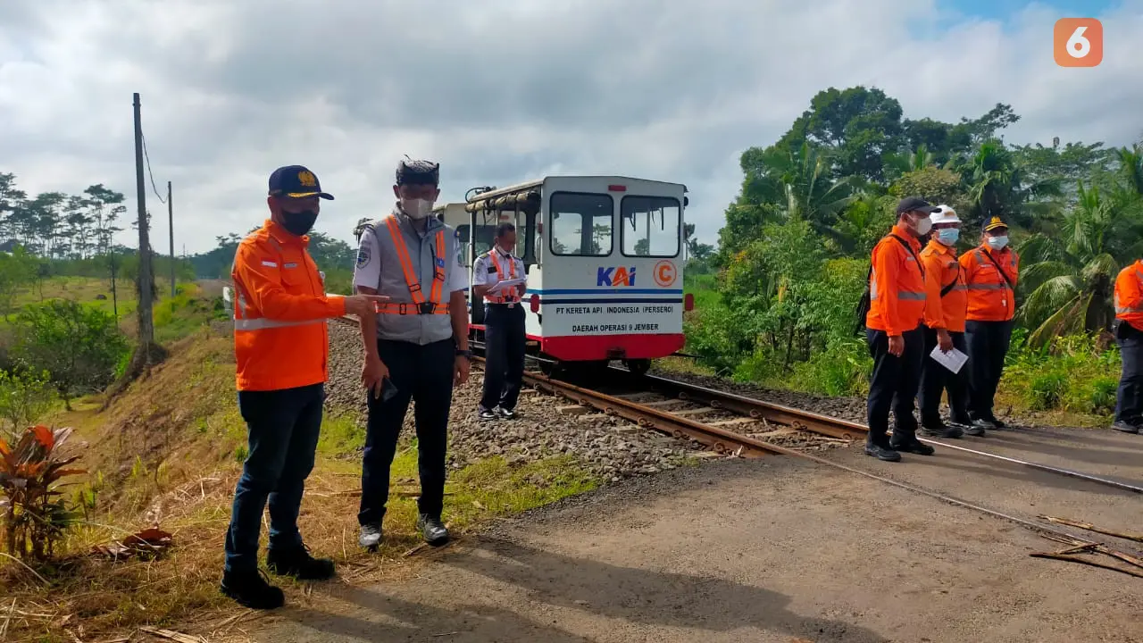 Inspeksi Jalur Kereta api oleh Dinas Perhubungan Banyuwangi bersama PT KAI Daop 9 Jember (Hermawan Arifianto/Liputan6.com)
