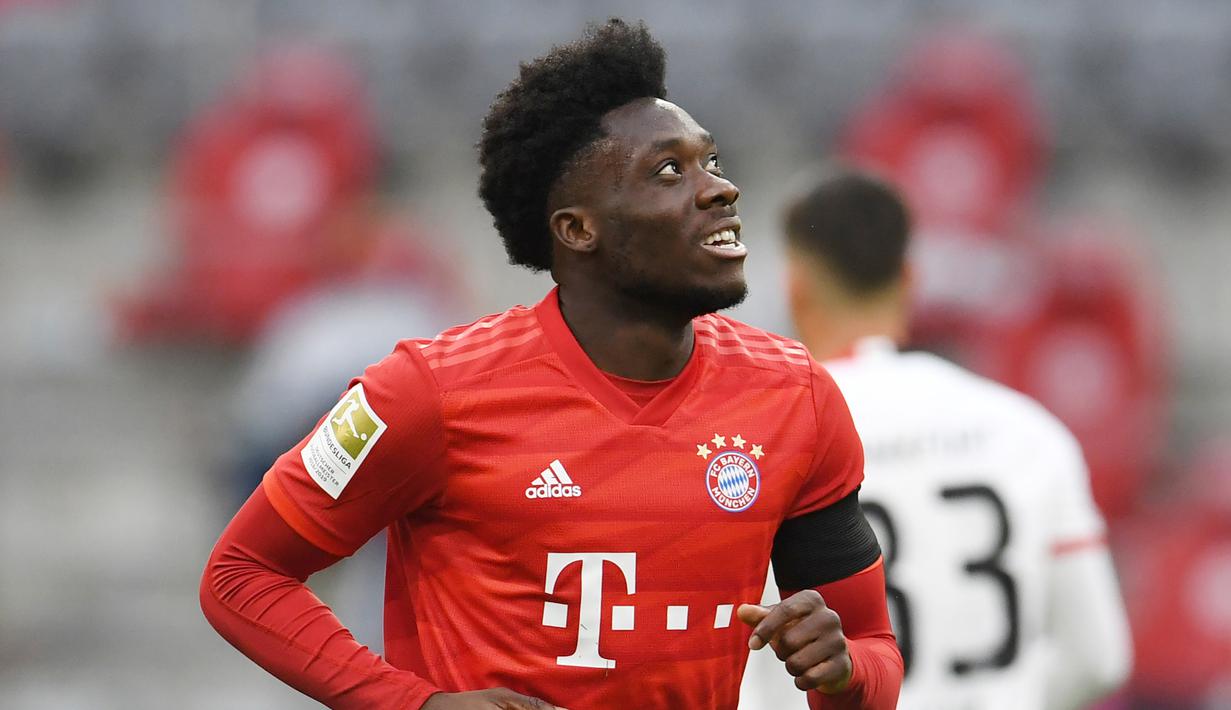 1. Alphonso Davies (36,5 kmph) - Memiliki kemapuan berlai yang sangat cepat, Alphonso Davies dijuluki "Roadrunner" oleh rekan setimnya di Bayern Munchen. Alphonso Davies tercatat memilki kecepatan berlari mencapai 36,5 kmph. (AFP/Andreas Gebert/pool)