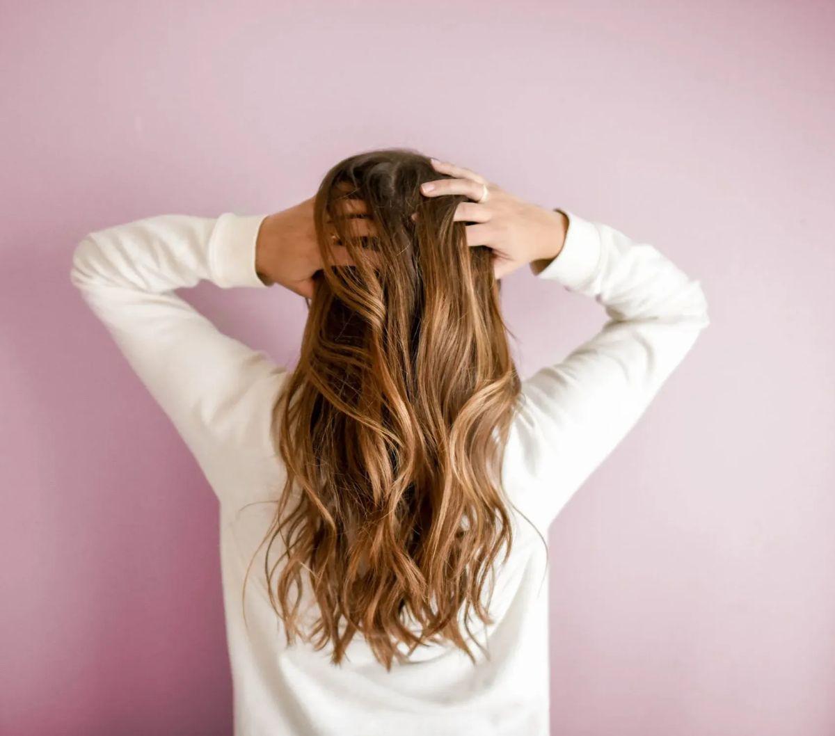 2. Pakai masker bisa untuk kulit kepala atau rambut. Masker rambut bisa dilakukan satu kali dalam seminggu untuk memberikan nutrisi dan menjaga vitalitas kulit kepala dan rambut.