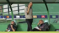 Reaksi pelatih Manchester City Pep Guardiola saat timnya menghadapi Lyon pada perempat final Liga Champions di Stadion Jose Alvalade, Lisbon, Portugal, Sabtu (15/8/2020). Lyon mengalahkan Manchester City 3-1. (Miguel A. Lopes/Pool via AP)