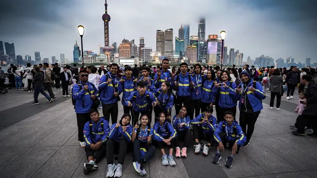 Para pelajar juara nasional Energen Champion SAC Indonesia 2023 yang mengikuti international training di Tiongkok berfoto bersama di The Bund, kawasan ikonik kita Shanghai, Tiongkok.