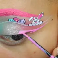 Melukis di kelopak mata. (via: Instagram/lucinda212)